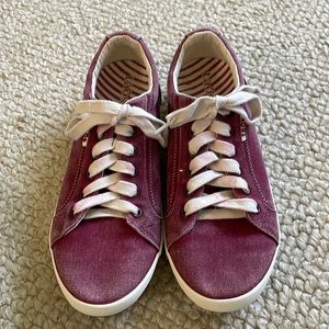 Taos “Star” sneaker in excellent condition